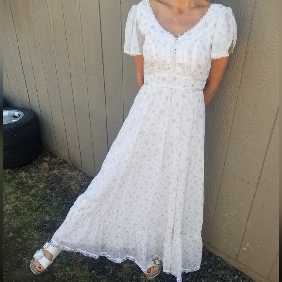 Gunne Sax Dresses & Skirts - Gunne Sax By Jessica San Francisco Vintage 0/2 XS White/Purple Floral Lace Dress